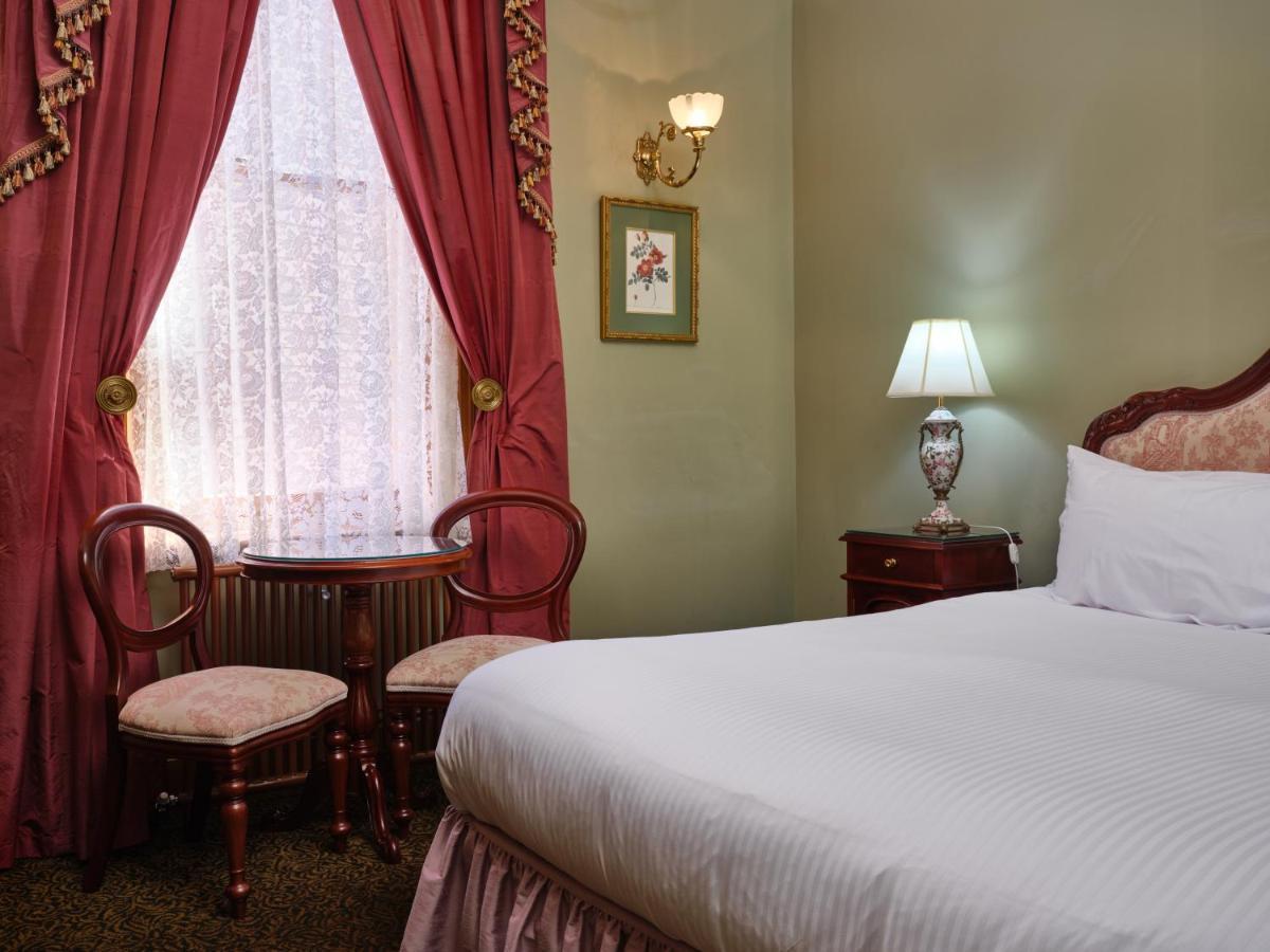 Craig'S Royal Hotel Ballarat Zewnętrze zdjęcie A guest room at the hotel