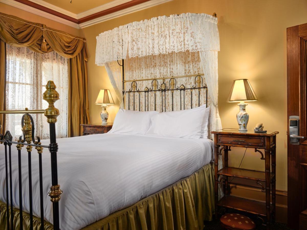 Craig'S Royal Hotel Ballarat Zewnętrze zdjęcie A guest room at the hotel