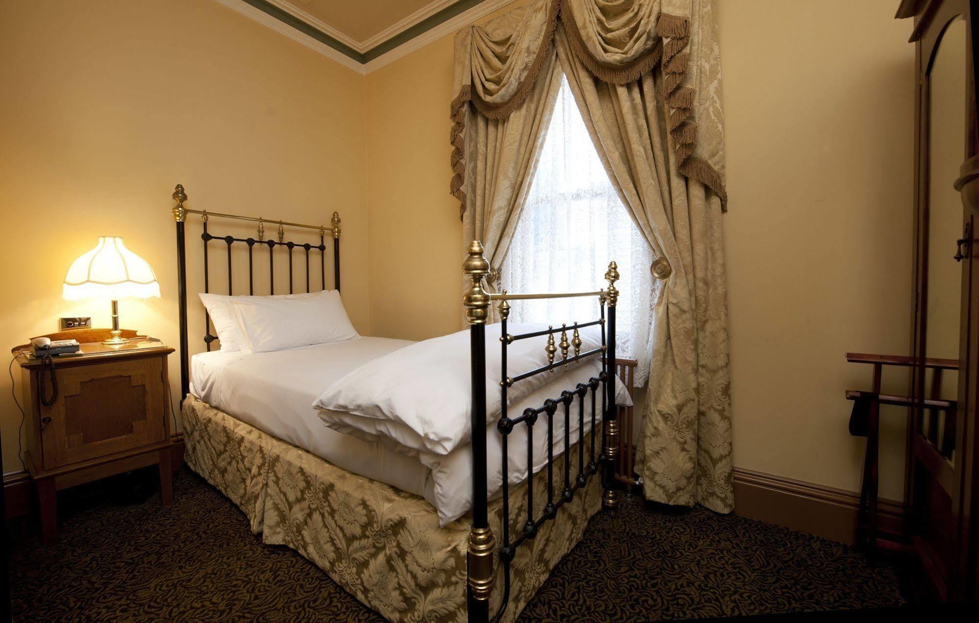 Craig'S Royal Hotel Ballarat Zewnętrze zdjęcie A single room at the hotel