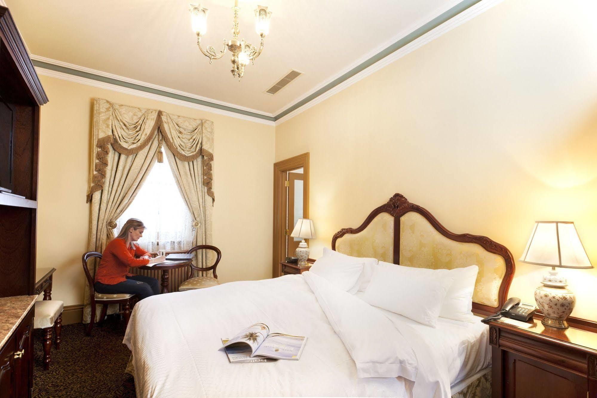 Craig'S Royal Hotel Ballarat Zewnętrze zdjęcie A guest room at the hotel
